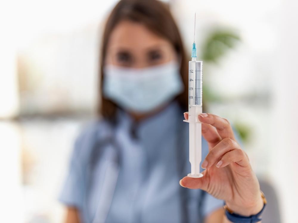 A Importância da Vacinação: Protegendo trabalhadores em tempos de pandemia