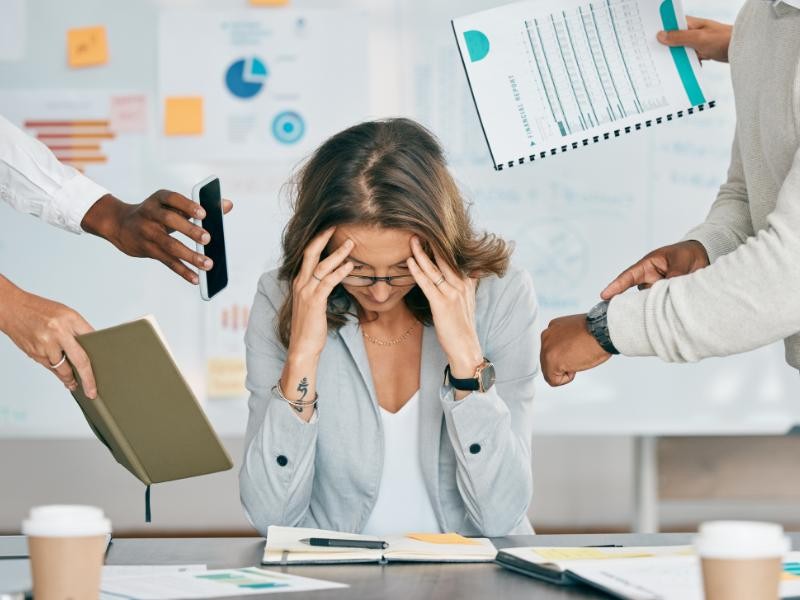 PROTEJA SUA SAÚDE MENTAL NO TRABALHO: GUIA PRÁTICO COM DICAS ESSENCIAIS